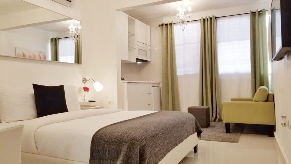 Cama Queen para 2 personas. incluye toallas, ropa de cama, TV sistema ROKU y AC.