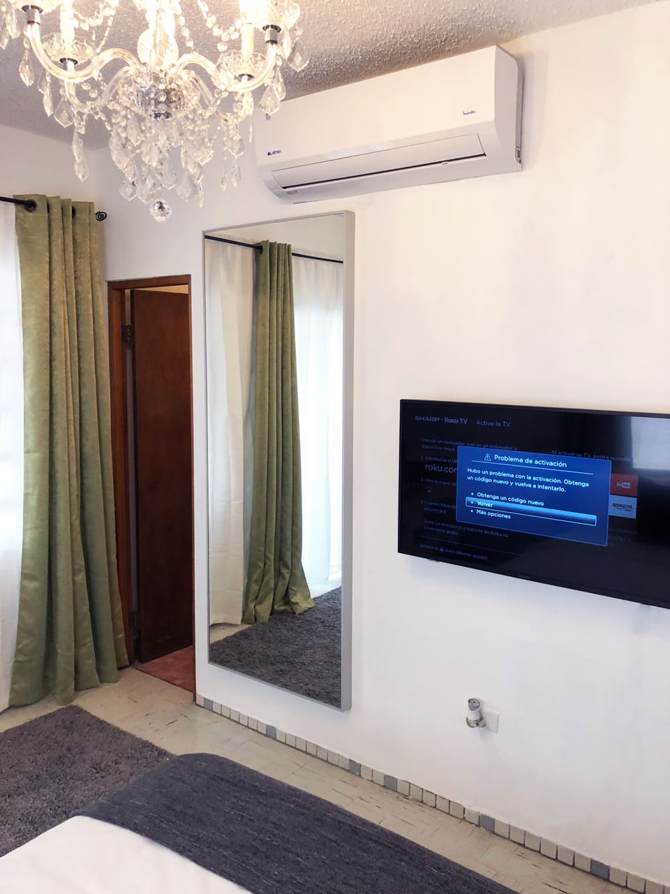 Cama Queen para 2 personas. incluye toallas, ropa de cama, TV sistema ROKU y AC.