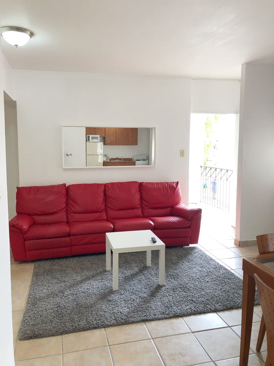 Area de sala que tiene sofá cama Queen para 2 personas y demás indumentaria.