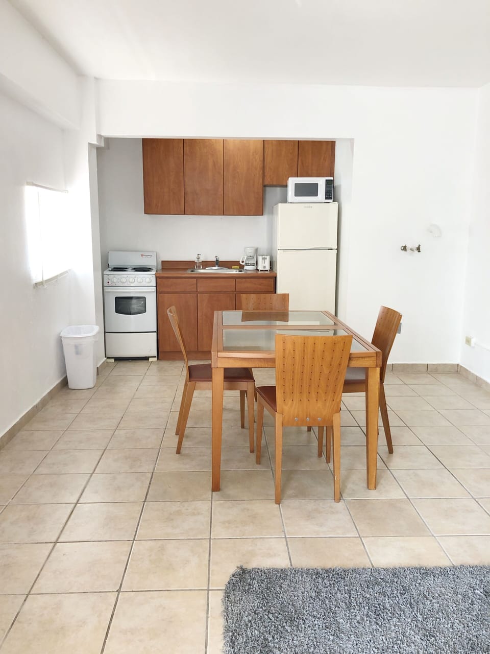 Cocina equipada con los utensilios básicos, tostadora, estufa, cafetera y otros.