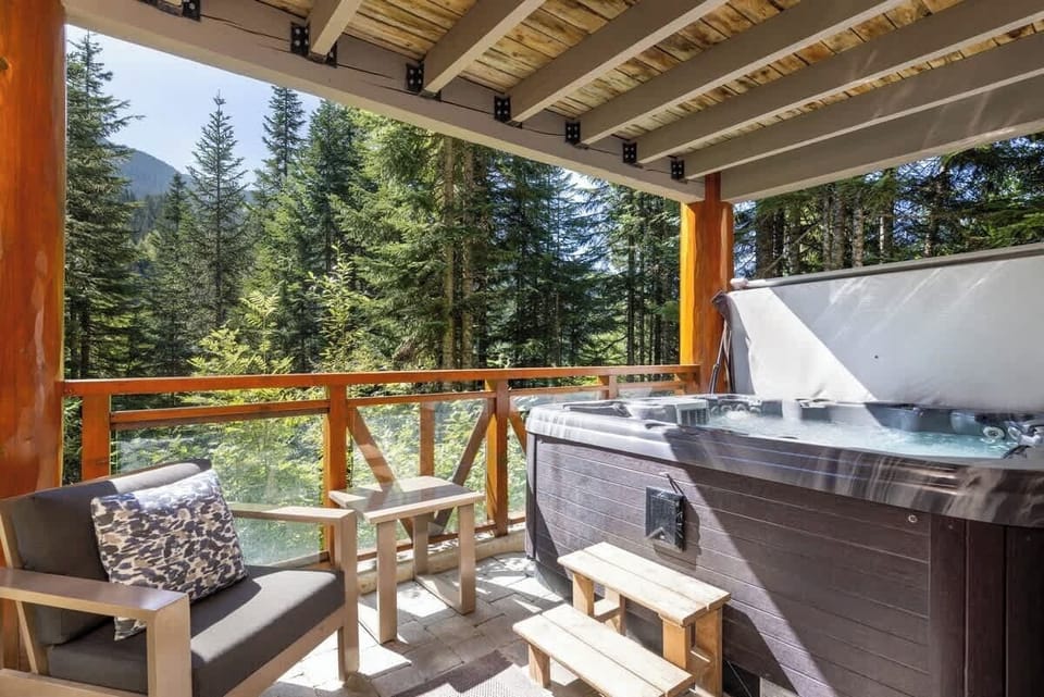 - Relaxing outdoor hot tub with forest and mountain views  
- Whistler cabin spa deck perfect for après-ski evenings  
- Soak in nature’s calm surrounded by alpine serenity  