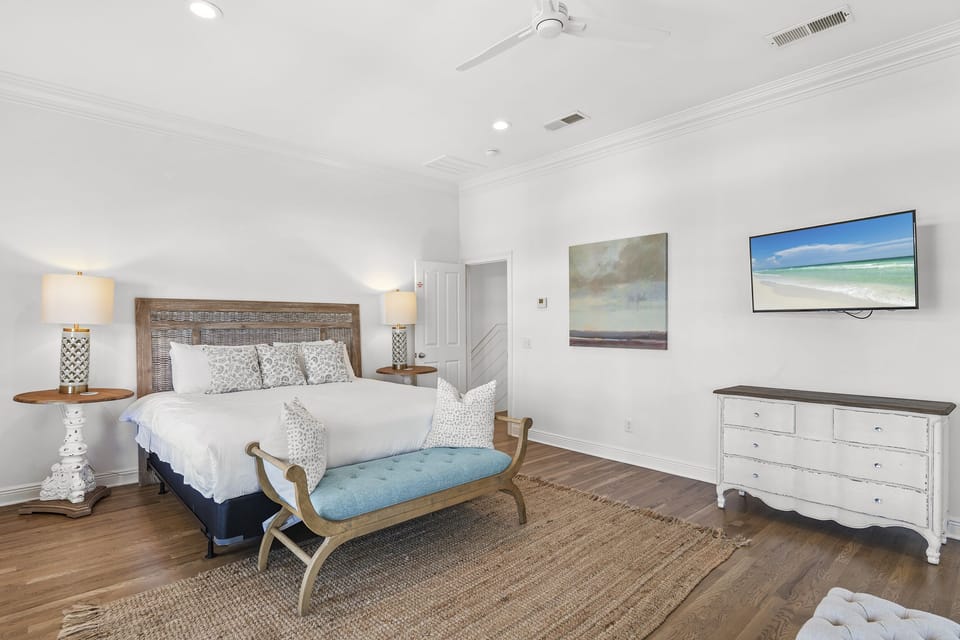 B-Side Seaside - Seagrove Beach - Third Floor King Bed and Pull Out Queen Sofa with Large Shared Bath