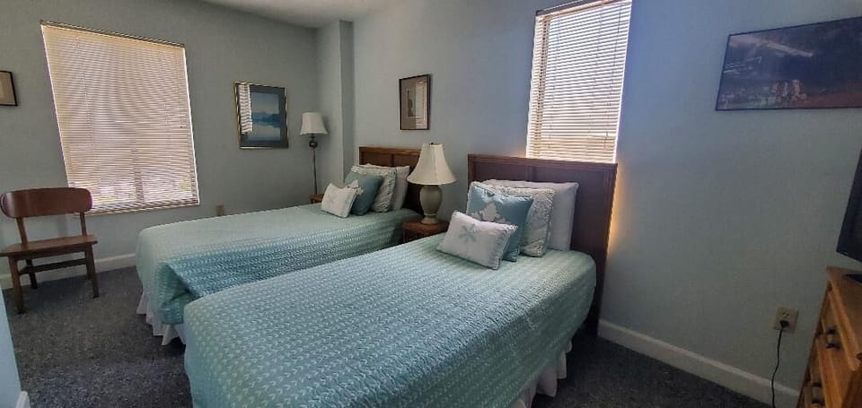 Twin bedroom