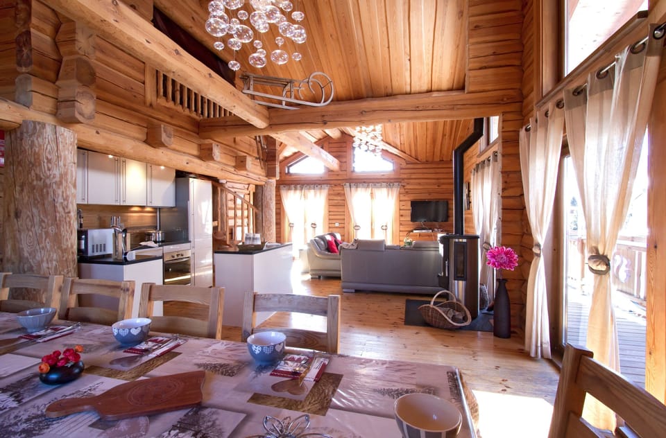 Find peace and relaxation with your close friends and family in this stunning living room featuring natural decor.
