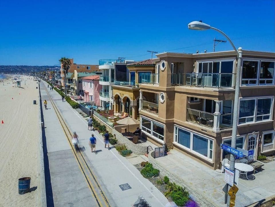 Front of House sits directly on the boardwalk