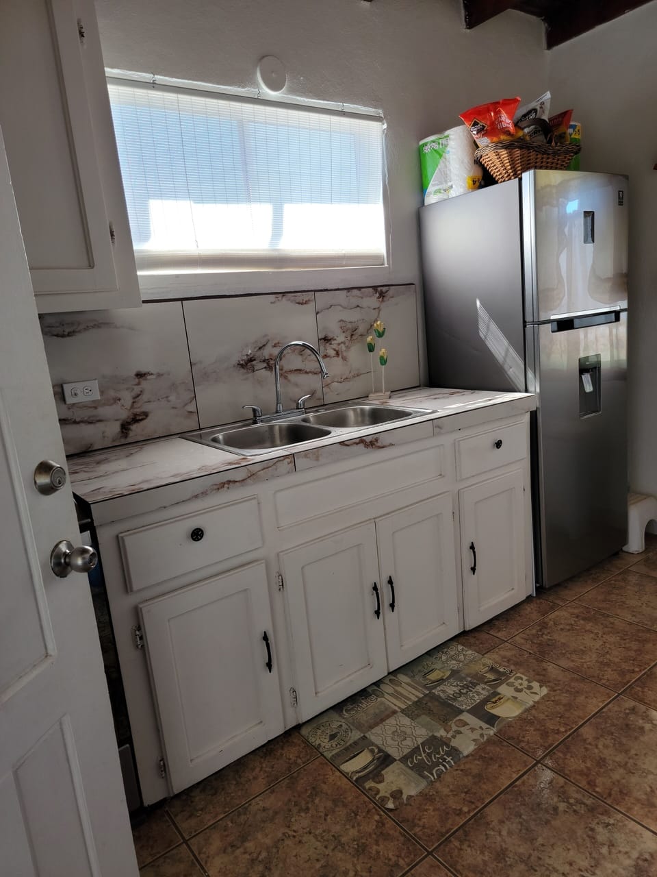 Small kitchen beach house, fully equiped