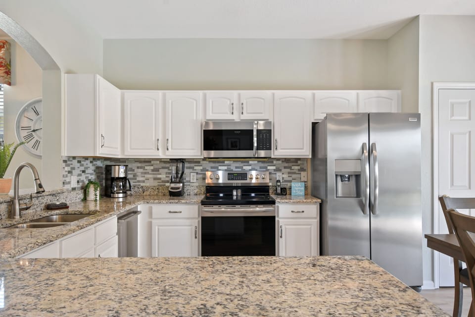 Beautiful and well-stocked kitchen