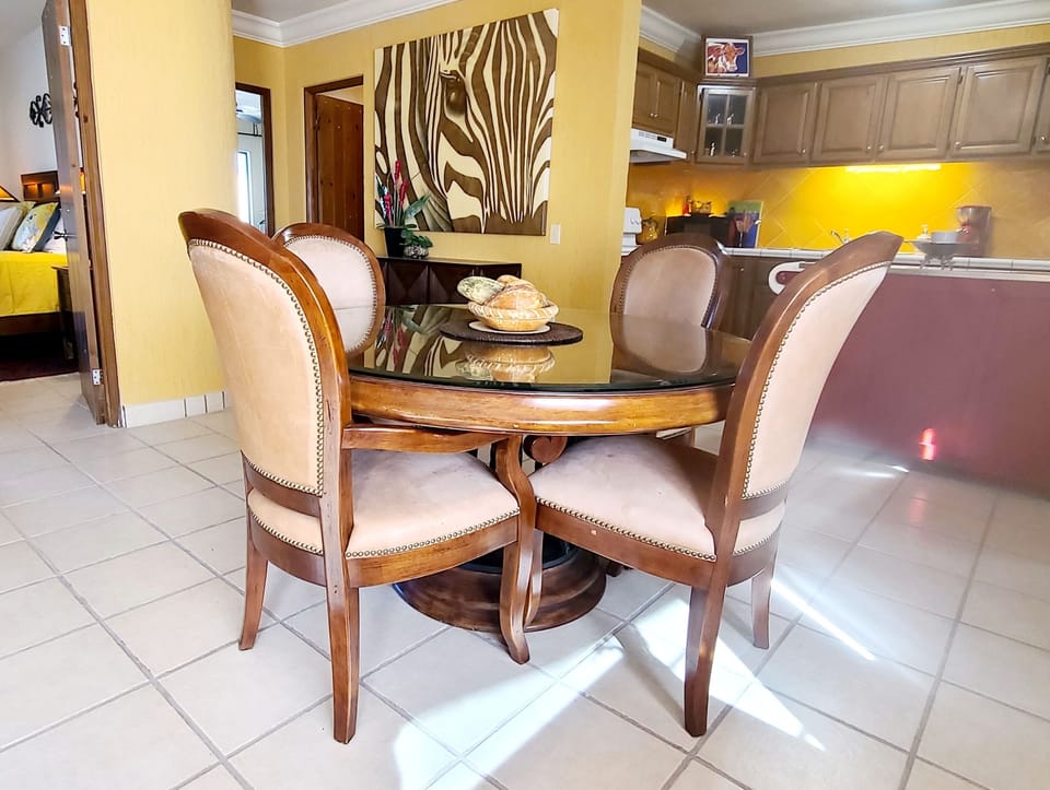 Dining room seats 4 comfortably