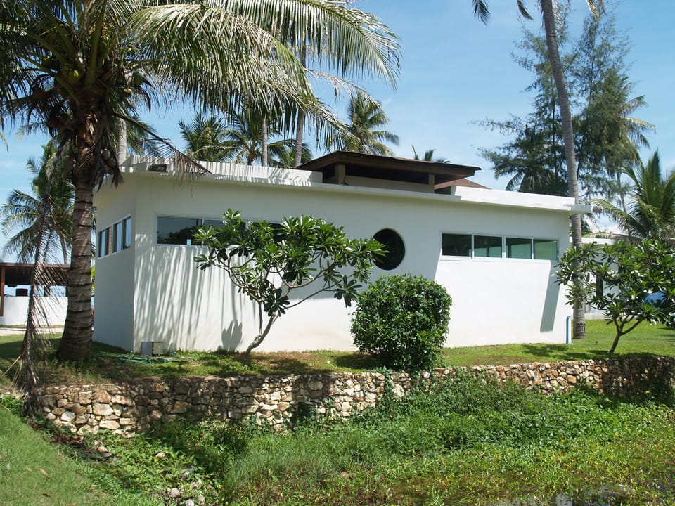 Gorgeous Beachfront 2 bedroom Bungalow