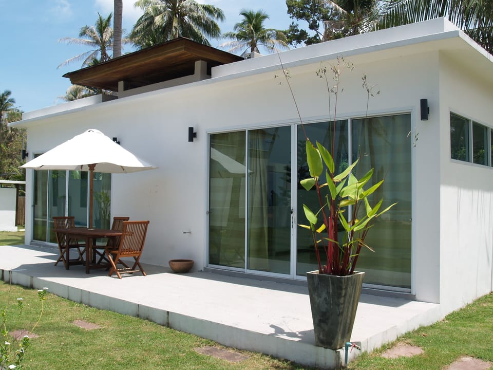 Gorgeous Beachfront 2 bedroom Bungalow