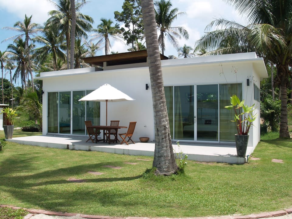 Gorgeous Beachfront 2 bedroom Bungalow