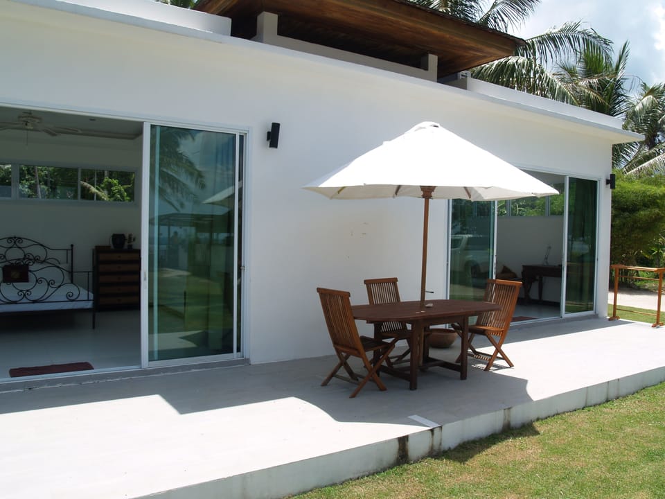 Gorgeous Beachfront 2 bedroom Bungalow