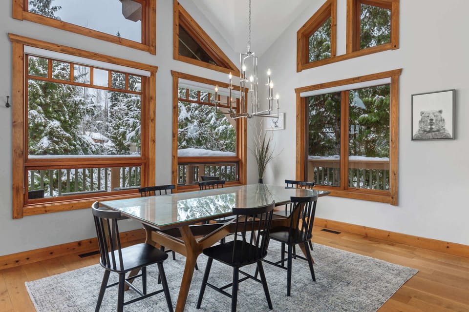 - Dining room with tall windows and natural light all around  
- Forest views and wood design create warm mountain charm  
- Ideal for group dinners filled with laughter and good food 