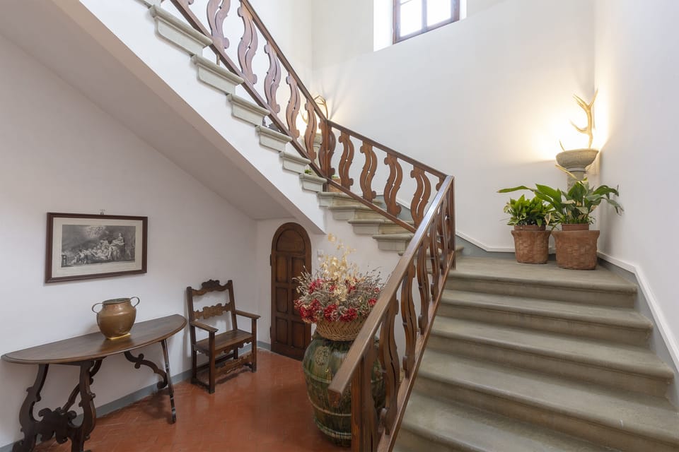 The impressive staircase in sandstone leading to the top floor apartment