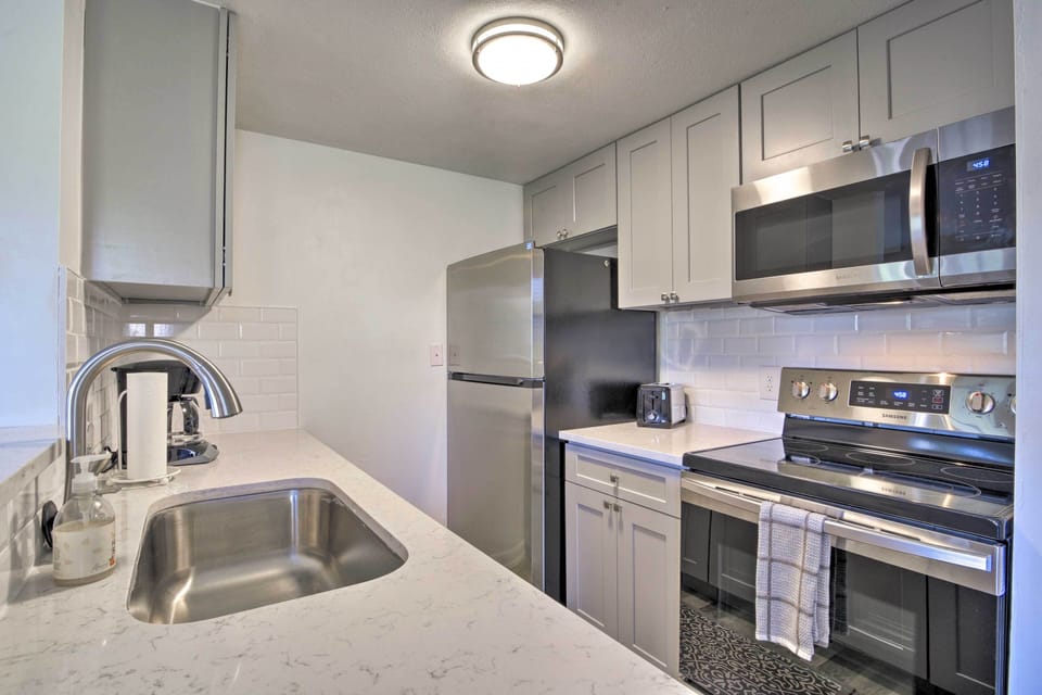 Fully Equipped Kitchen | Keurig & Drip Coffee Makers