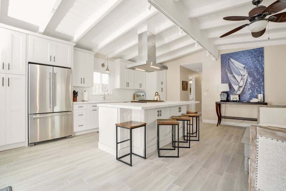 Kitchen & island seating