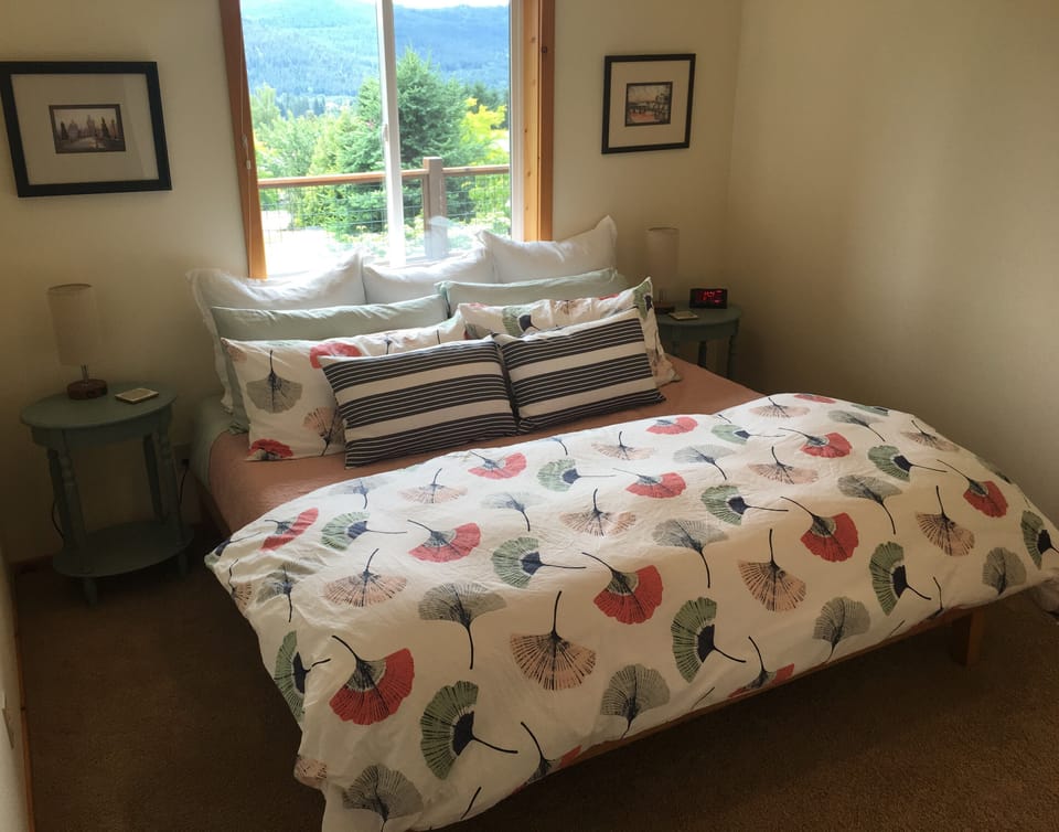 Oma's Room, King size bed, Main level