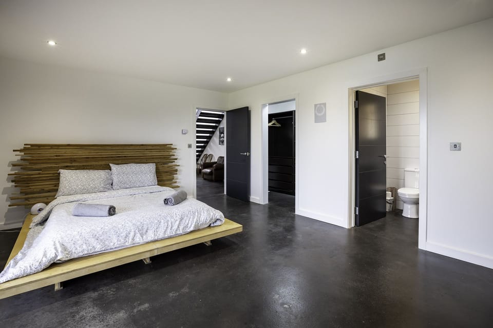 Master Bedroom - King Size ensuite