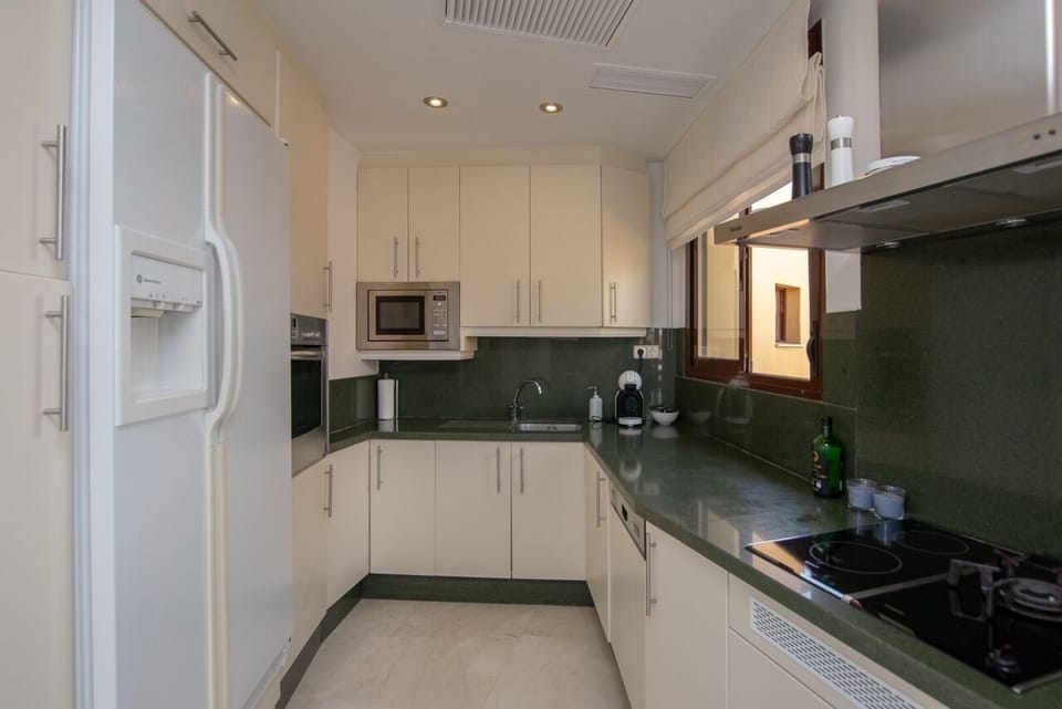 Fully Equipped Kitchen - Large Fridge Freezer, Dishwasher & Washer/Dryer