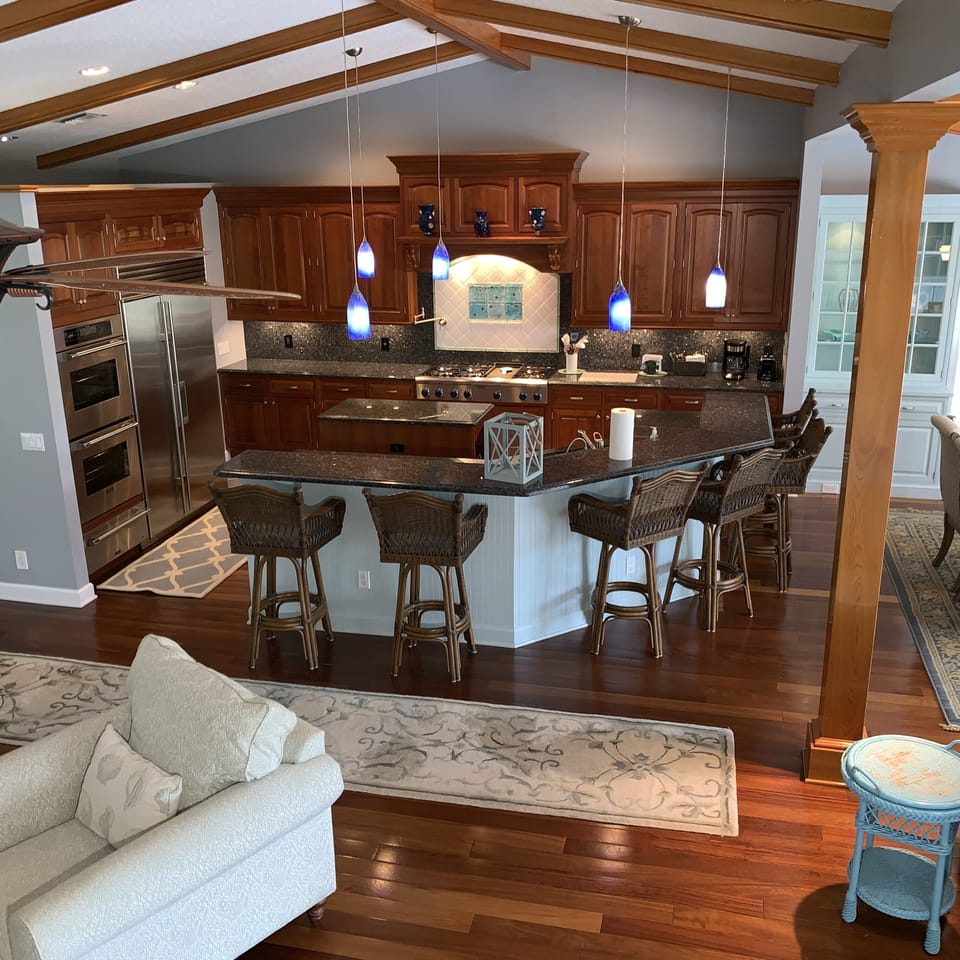 GREAT ROOM AND KITCHEN - OPEN FLOOR PLAN AND TROPICAL DECOR 