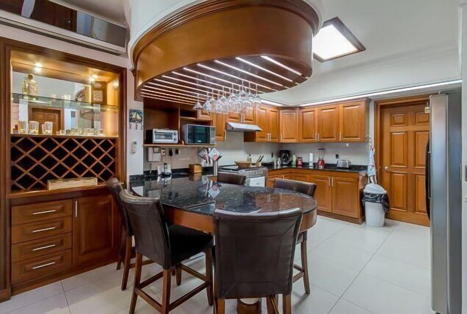 The kitchen is very well equipped.