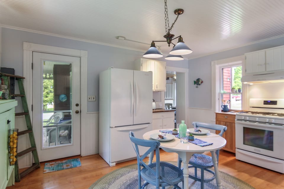 Cottage kitchen > w/entrance 