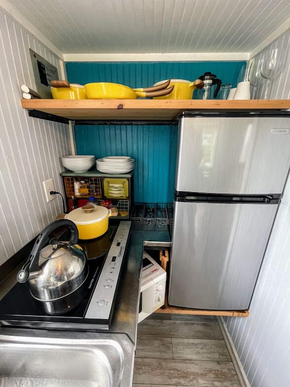 Dual burners in kitchen and apartment sized fridge/freezer