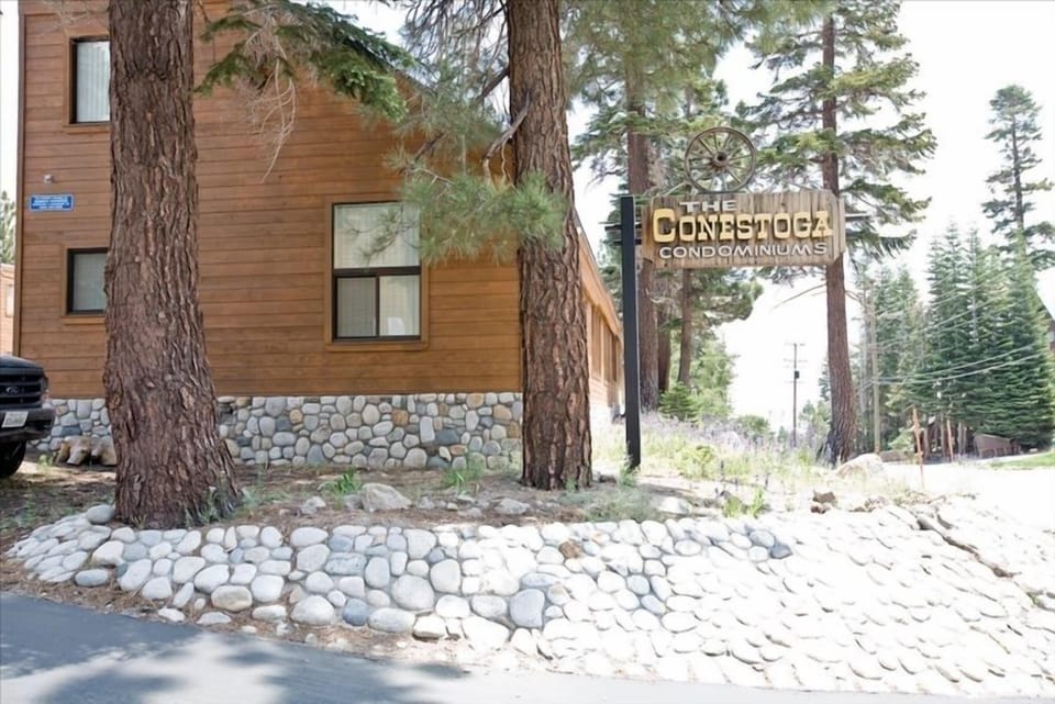 Just minutes to Canyon Lodge and The Village at Mammoth