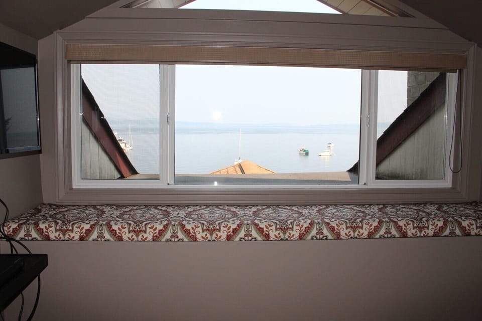 Lounge window seat with stunning ocean views