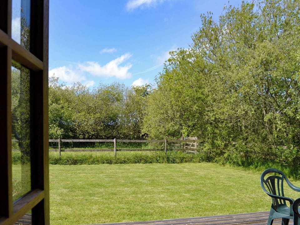 Spacious lawned garden | Hen Dy Goits, Bodorgan