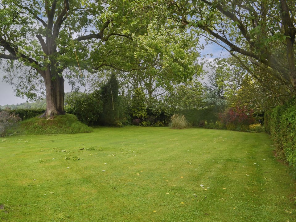 Large lawned garden | Glebe Farm Bungalow, Kirkby cum Osgodby, near Market Rasen
