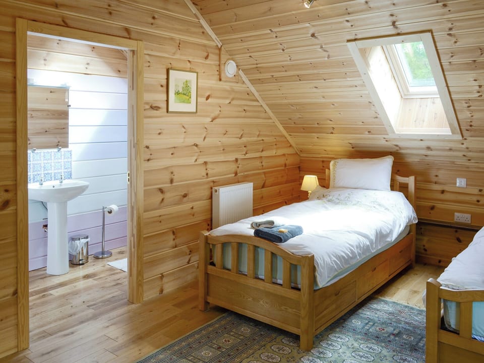 Good-sized en-suite twin bedroom | Moonshine Cottage, Culbokie, near Dingwall