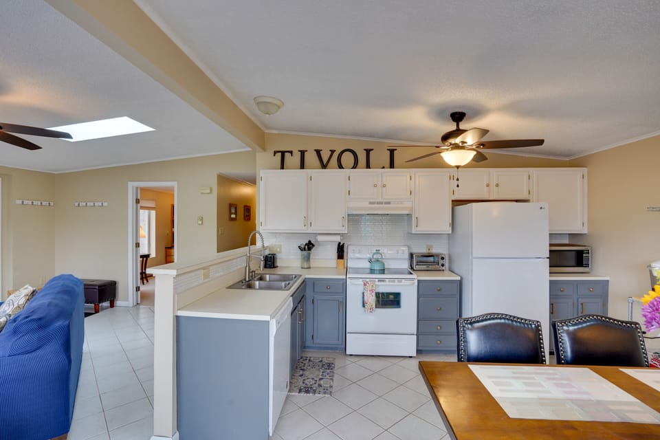 Kitchen | Toaster | Trash Bags & Paper Towels