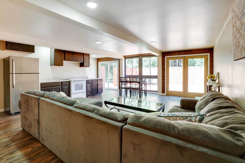 Living Area | A/C & Heating | Free WiFi