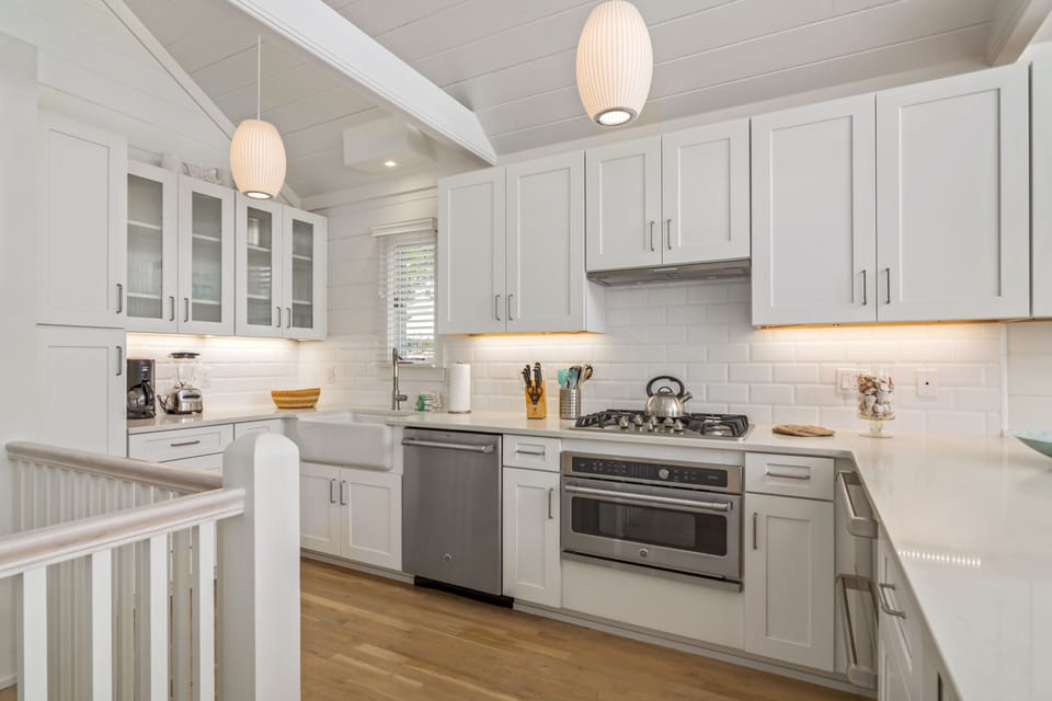 STAINLESS STEEL APPLIANCES & FARMHOUSE SINK