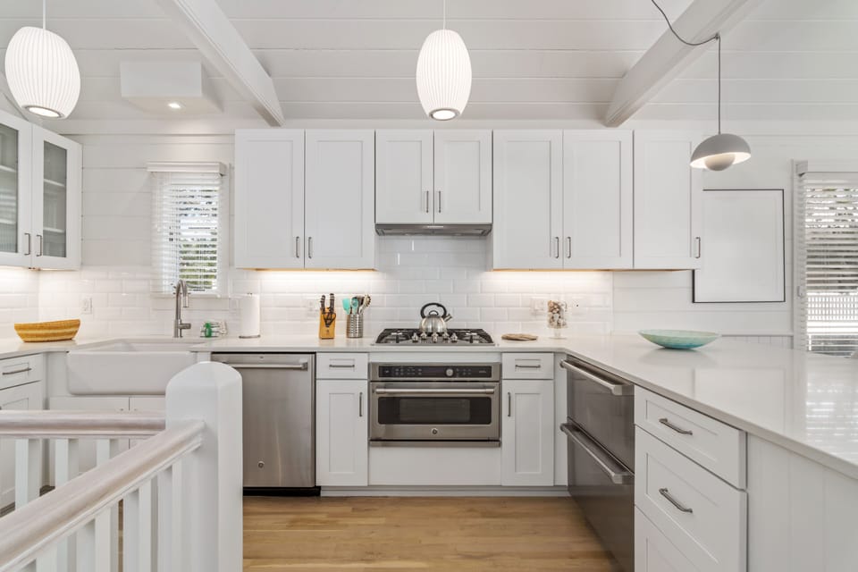 NEW MODERN CUSTOM BUILT KITCHEN