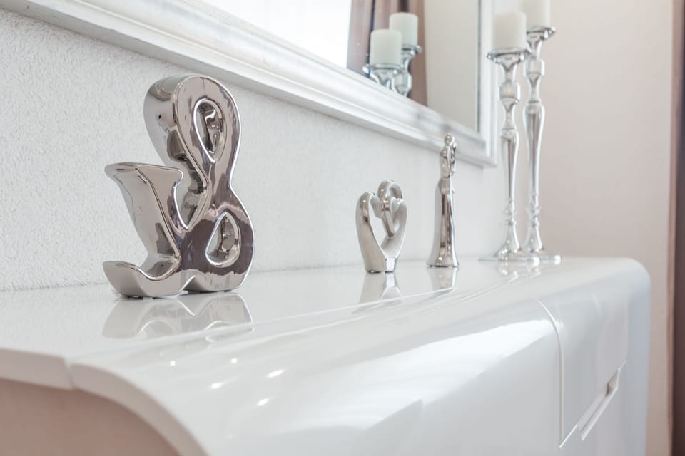 Interesting silver details on white posts are always classy 