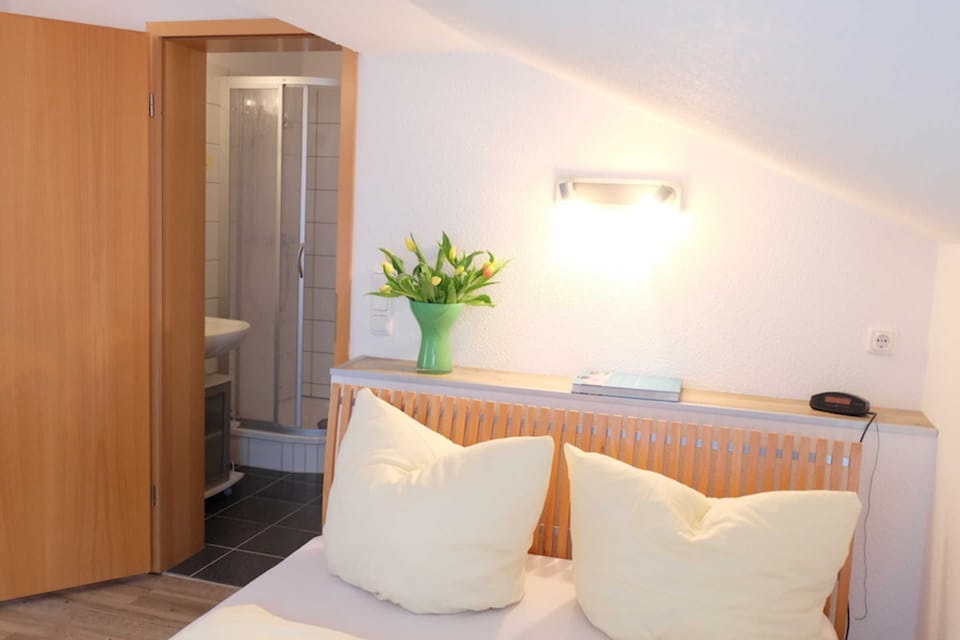 4) Radlerzimmer 24 - a) Pension Maiglöckchen Bed and Breakfast in Mecklenburg-Vorpommern, Germany