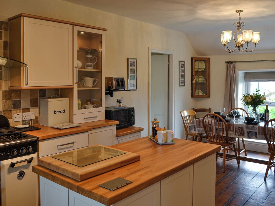 Kitchen with dining area | Tyn Lon, Moelfre, near Benllech