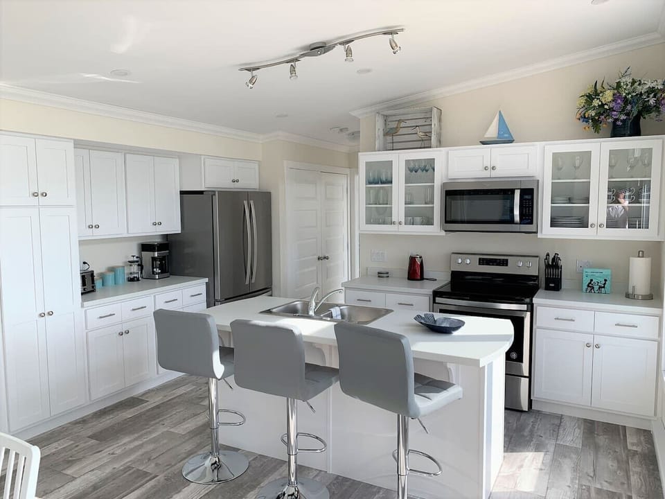 Cook and entertain in style and comfort. The kitchen has an island, barstools and 5 appliances.