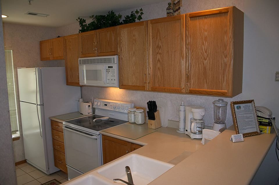Fully equipped kitchen-large refrigerator with ice maker in freezer 