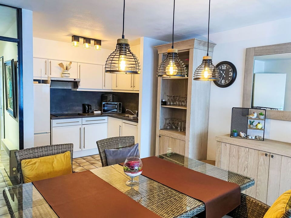 Table, Property, Furniture, Cabinetry, Picture Frame, Kitchen, Shelving, Interior Design, Wood, Countertop
