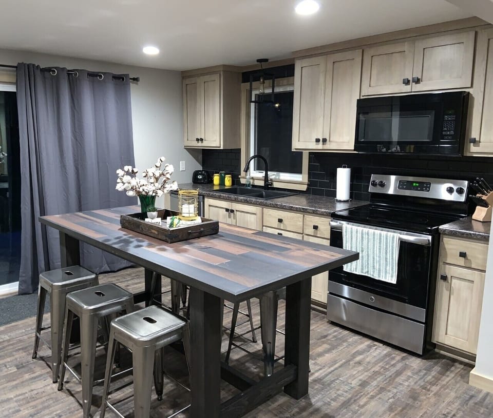  Updated Kitchen with everything needed to cook 