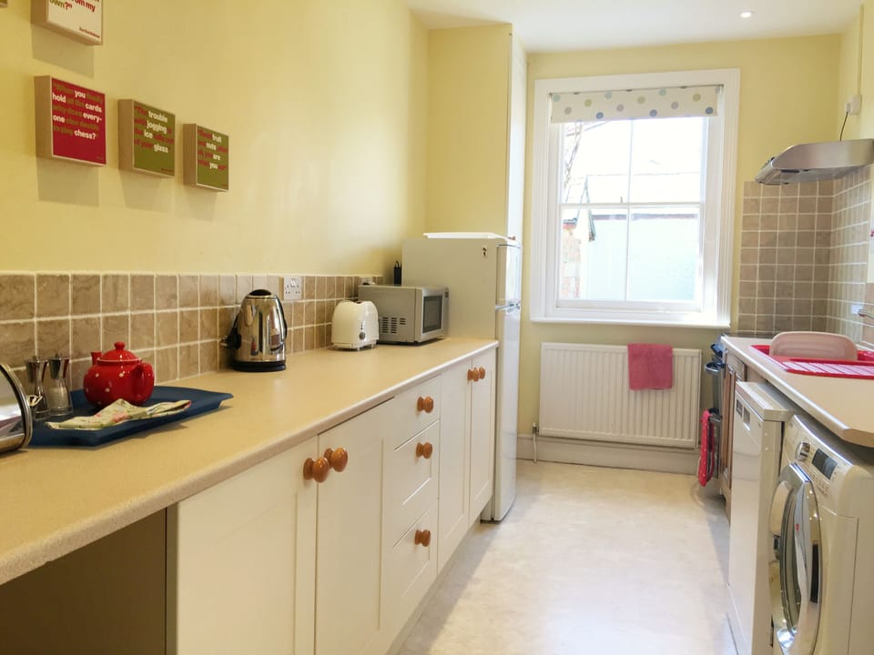 well equipped kitchen overlooking the garden  at Waterley