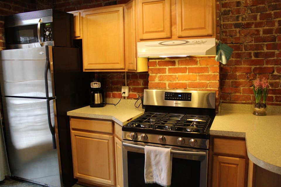 3004 Floyd Avenue • Kitchen • Gas Range • Refrigerator • Microwave • Dishwasher 