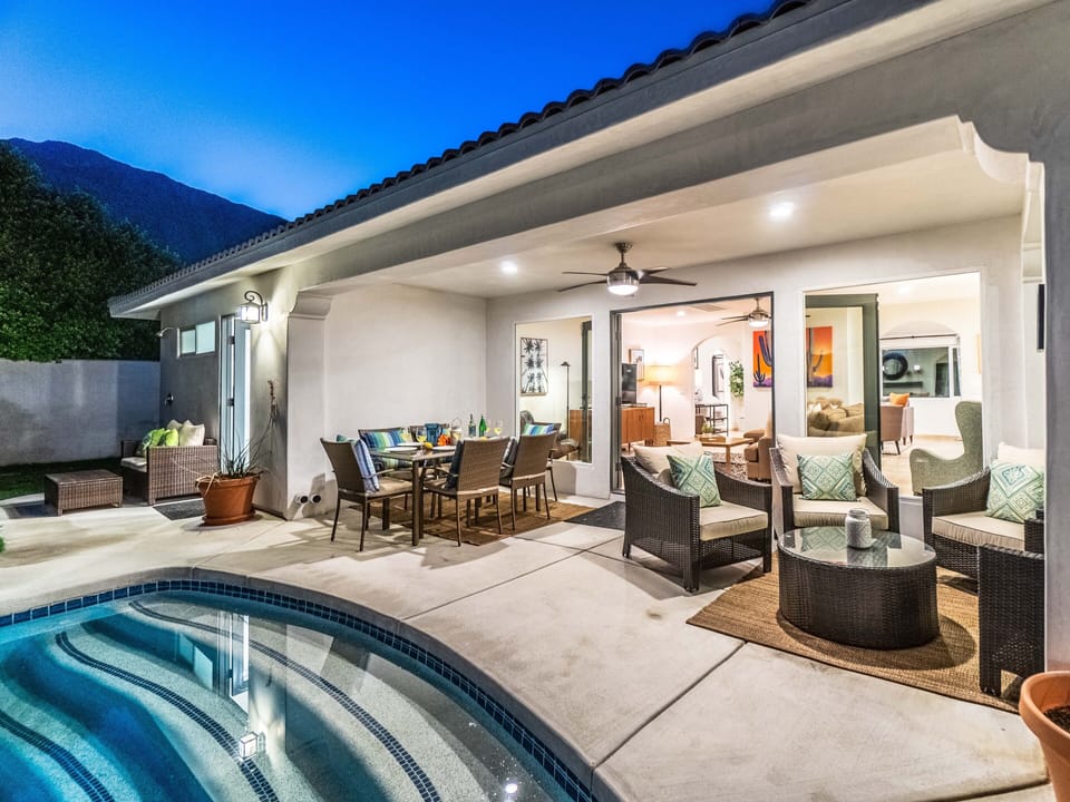 Walls of glass blur the lines between indoor-outdoor living