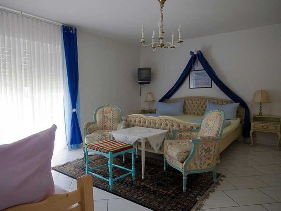 Triple Room with Shower and Toilet - Bed & Breakfast in Kippenheim R. Müller Bed and Breakfast in Lahr