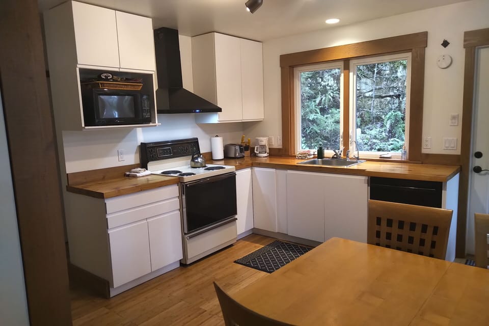 Kitchen & Dining Area!
