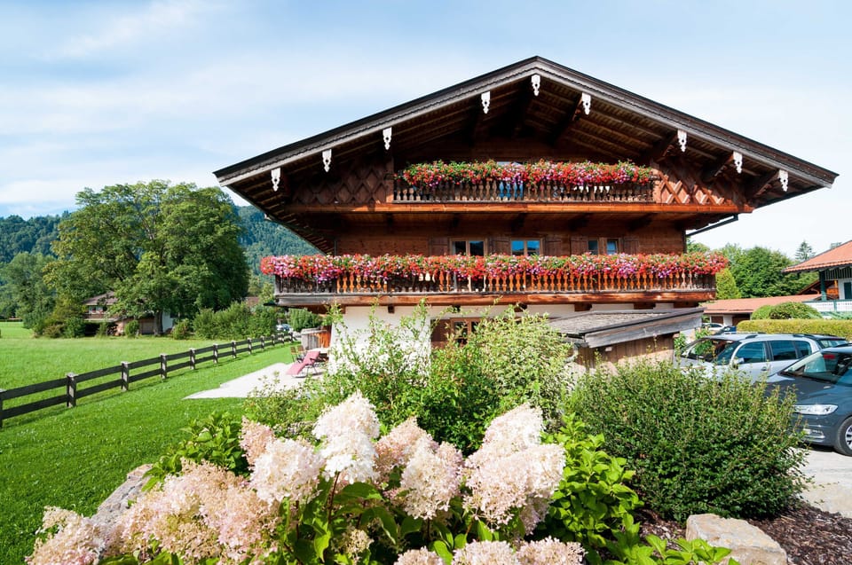 Double room 4 - Guesthouse Ferienwohnungen Liedschreiber GbR Bed and Breakfast in Tegernsee