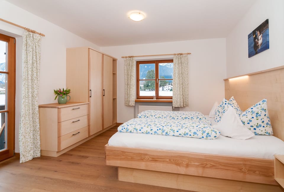 Double room 4 - Guesthouse Ferienwohnungen Liedschreiber GbR Bed and Breakfast in Tegernsee